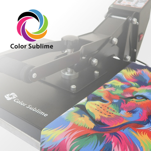 Máquina sublimadora con una remera sublimada encima